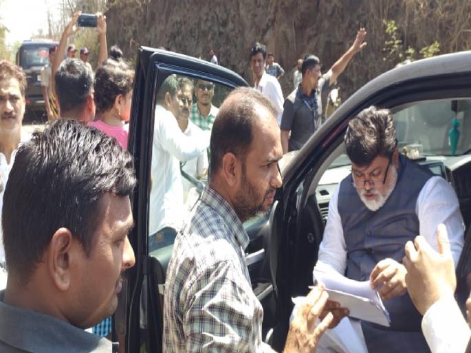 The use of borewell casting to break the mountain, the villagers of Kurdhunda visited the guardian minister Uday Samant | डोंगर फोडण्यासाठी बोरवेल कास्टिंगचा वापर, परिसरातील घरांचे नुकसान; कुरधुंडा येथील ग्रामस्थांनी घेतली पालकमंत्र्यांची भेट The use of borewell casting to break the mountain, the villagers of Kurdhunda visited the guardian minister Uday Samant | डोंगर फोडण्यासाठी बोरवेल कास्टिंगचा वापर, परिसरातील घरांचे नुकसान; कुरधुंडा येथील ग्रामस्थांनी घेतली पालकमंत्र्यांची भेट