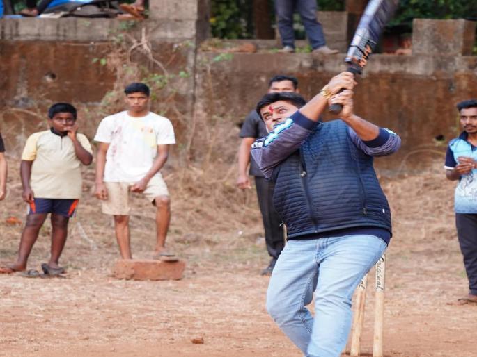 Minister Uday Samant enjoyed playing cricket with the children in Ratnagiri | मंत्री उदय सामंत यांनी केली चौफेर फटकेबाजी, मळ्यामध्ये मुलांसोबत लुटला क्रिकेटचा आनंद Minister Uday Samant enjoyed playing cricket with the children in Ratnagiri | मंत्री उदय सामंत यांनी केली चौफेर फटकेबाजी, मळ्यामध्ये मुलांसोबत लुटला क्रिकेटचा आनंद