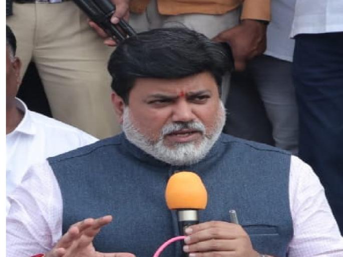 We artists too, showed our art six months ago says Minister Uday Samant | आम्हीही कलाकार, सहा महिन्यांपूर्वी आमची कला दाखविली; मंत्री उदय सामंतांची मिश्किल टीपणी