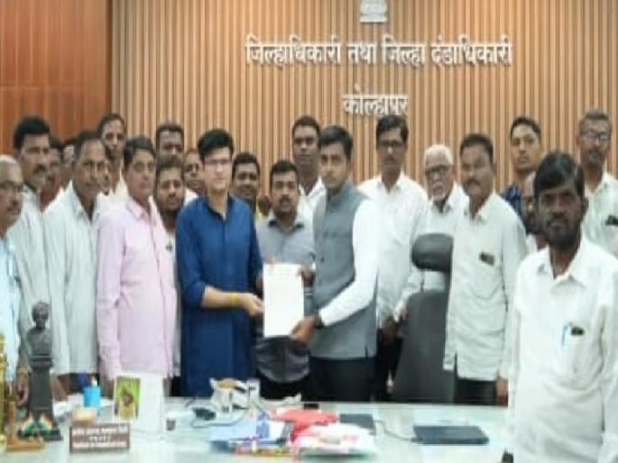 There is confusion in the voter list in Kagal too action should be taken against the officials Samarjit Ghatge demands | Kolhapur: कागलमध्येही मतदार यादीत घोळ, अधिकाऱ्यांवर कारवाई करा; समरजीत घाटगे यांची मागणी There is confusion in the voter list in Kagal too action should be taken against the officials Samarjit Ghatge demands | Kolhapur: कागलमध्येही मतदार यादीत घोळ, अधिकाऱ्यांवर कारवाई करा; समरजीत घाटगे यांची मागणी