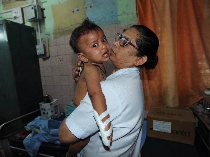 Kolhapur: Mother died in an accident, Ivina Porca ...! | कोल्हापूर : अपघातामध्ये आईचा मृत्यू, समर्थ झाला आईविना पोरका ...! Kolhapur: Mother died in an accident, Ivina Porca ...! | कोल्हापूर : अपघातामध्ये आईचा मृत्यू, समर्थ झाला आईविना पोरका ...!