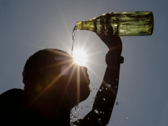 Mumbaikars beware, the intensity of summer will increase; 11 to 4 Falling heat annoying | मुंबईकरांनो सावधान, उन्हाची तीव्रता वाढणार; ११ ते ४ पडणारे ऊन त्रासदायक