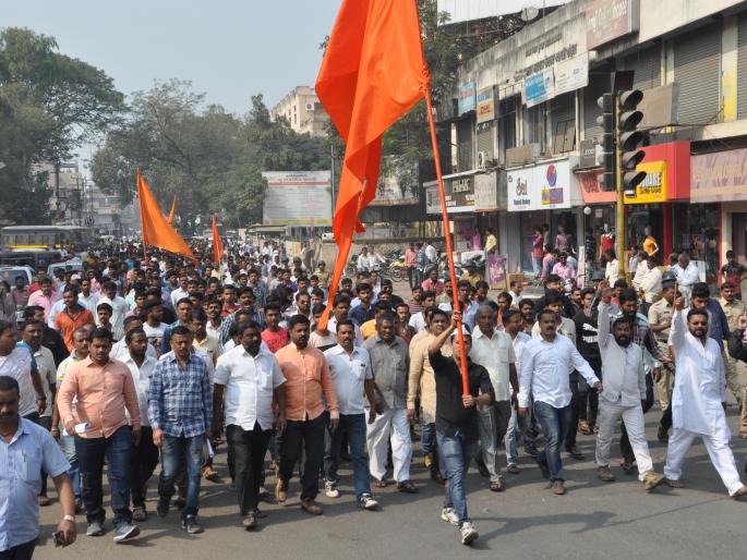 Sangheit blocked Shiva Pritishthan, Bhide Guruji: catch the breakers, otherwise the Sangli signal | सांगलीत शिवप्रतिष्ठानचा मोर्चा, भिडे गुरुजींना अडकविले : तोडफोड करणाऱ्यांना पकडा, अन्यथा सांगली बंद करण्याचा इशारा Sangheit blocked Shiva Pritishthan, Bhide Guruji: catch the breakers, otherwise the Sangli signal | सांगलीत शिवप्रतिष्ठानचा मोर्चा, भिडे गुरुजींना अडकविले : तोडफोड करणाऱ्यांना पकडा, अन्यथा सांगली बंद करण्याचा इशारा