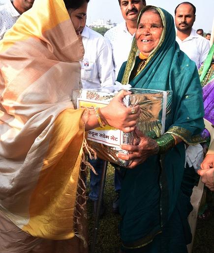 Armed Forces Flag Day: Veeramata in Kolhapur, Veerapatni's hospitality atmosphere is very beautiful | सशस्त्र सेना ध्वज दिन : कोल्हापुरात वीरमाता, वीरपत्नींच्या सत्काराने वातावरण भावपूर्ण Armed Forces Flag Day: Veeramata in Kolhapur, Veerapatni's hospitality atmosphere is very beautiful | सशस्त्र सेना ध्वज दिन : कोल्हापुरात वीरमाता, वीरपत्नींच्या सत्काराने वातावरण भावपूर्ण