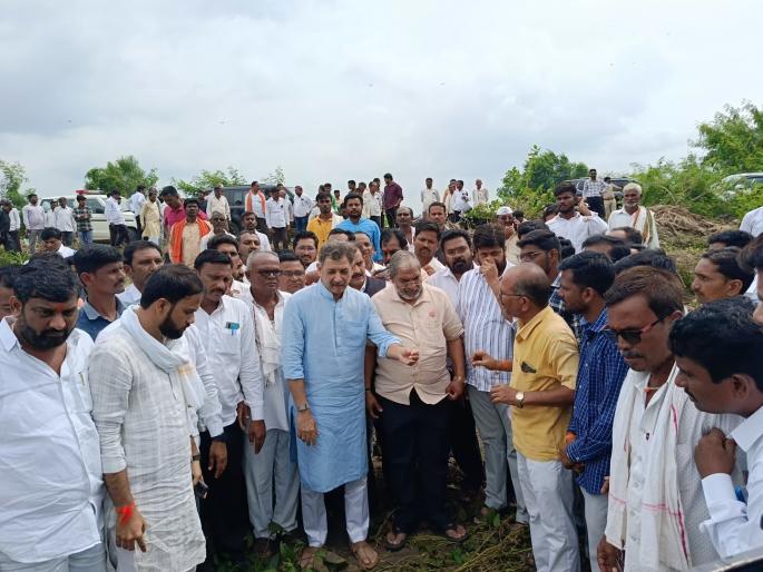 force the government to help; Chhatrapati Sambhaji Raje, Raju Shetty, Bachchu Kadu on the farm in full rain | मदतीसाठी सरकारला भाग पाडू; भर पावसात छत्रपती संभाजीराजे, राजू शेट्टी, बच्चू कडू बांधावर