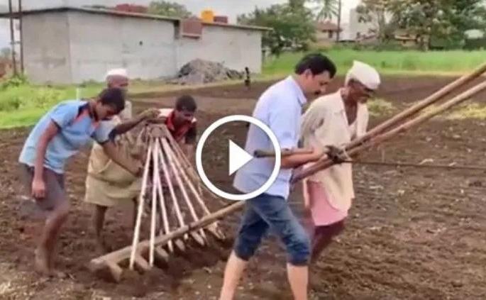 Sambhaji Raje help farmer in kolhapur | संभाजीराजेंनी स्वतः तिफण ओढली अन् बळीराजाला किती कष्ट सोसावे लागतात? याचा घेतला अनुभव Sambhaji Raje help farmer in kolhapur | संभाजीराजेंनी स्वतः तिफण ओढली अन् बळीराजाला किती कष्ट सोसावे लागतात? याचा घेतला अनुभव