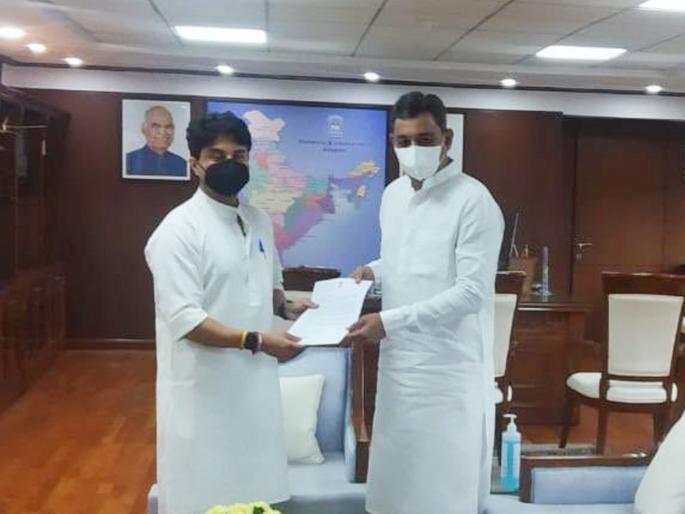 sambhaji raje meet jyotiraditya scindia for name kolhapur airport after chhatrapati rajaram maharaj | कोल्हापूर विमानतळाला छत्रपती राजाराम महाराजांचे नाव द्या; संभाजीराजेंची मागणी sambhaji raje meet jyotiraditya scindia for name kolhapur airport after chhatrapati rajaram maharaj | कोल्हापूर विमानतळाला छत्रपती राजाराम महाराजांचे नाव द्या; संभाजीराजेंची मागणी