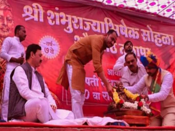 Shambhu Chhatrapati sambhaji maharaj birthday celebration in tulapur | आकाशी भगवे झेंडे, हाती मशाली...मुखी शंभू छत्रपतींचा जयजयकार Shambhu Chhatrapati sambhaji maharaj birthday celebration in tulapur | आकाशी भगवे झेंडे, हाती मशाली...मुखी शंभू छत्रपतींचा जयजयकार
