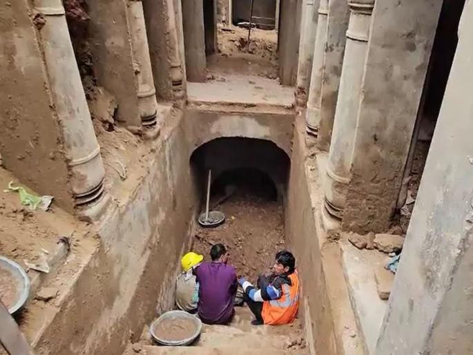 Dangerous signs were seen during the excavation of that Barvi in Sambhal, ASI team gave a warning | संभलमधील त्या बारवीच्या खोदकामादरम्यान दिसले धोकादायक संकेत, ASIच्या टीमने दिला इशारा   Dangerous signs were seen during the excavation of that Barvi in Sambhal, ASI team gave a warning | संभलमधील त्या बारवीच्या खोदकामादरम्यान दिसले धोकादायक संकेत, ASIच्या टीमने दिला इशारा