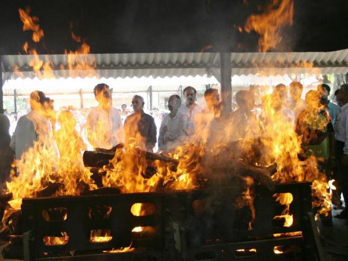 After Seen Son dead body Father Died in Performing Last Rites at Ghazipur | मुलाचा मृतदेह पाहिला अन् वडिलांनीही स्मशानभूमीत जीव सोडला; कुटुंबाला धक्का बसला After Seen Son dead body Father Died in Performing Last Rites at Ghazipur | मुलाचा मृतदेह पाहिला अन् वडिलांनीही स्मशानभूमीत जीव सोडला; कुटुंबाला धक्का बसला