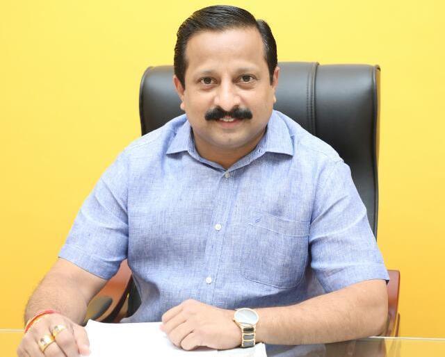 Deprivation of true beneficiaries from life insurance plan, funds included in list | आयुष्यमान भारत योजनेपासुन खरे लाभार्थी वंचित, यादीत धनदांडग्यांचा समावेश