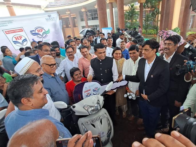 Provided wheelchair scooters, communication tools to disabled persons by Chief Minister | मुख्यमंत्र्यांच्याहस्ते दिव्यांग व्यक्तींना व्हीलचेअर स्कूटर, संवाद साधने प्रदान Provided wheelchair scooters, communication tools to disabled persons by Chief Minister | मुख्यमंत्र्यांच्याहस्ते दिव्यांग व्यक्तींना व्हीलचेअर स्कूटर, संवाद साधने प्रदान