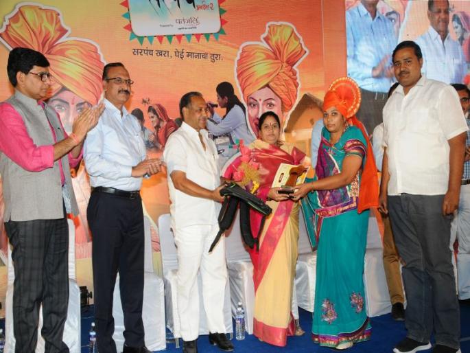 Samitya Rupesh Gandhi's employment award | हरणखेडच्या सरपंच समिता रूपेश गांधी यांना रोजगारनिर्मिती पुरस्कार Samitya Rupesh Gandhi's employment award | हरणखेडच्या सरपंच समिता रूपेश गांधी यांना रोजगारनिर्मिती पुरस्कार