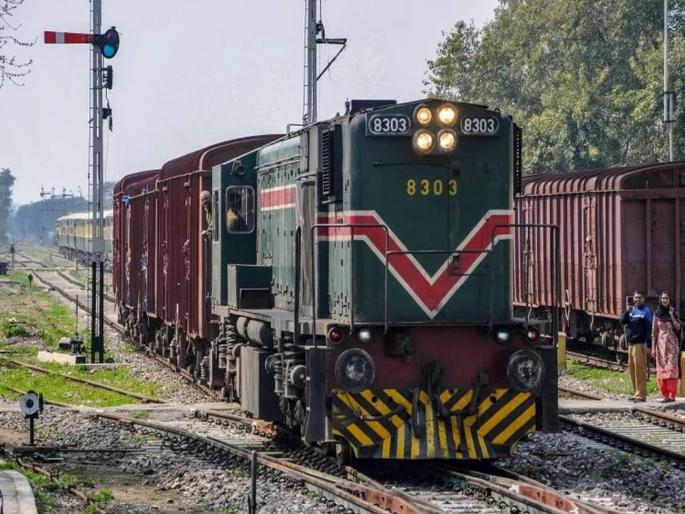 Samjhauta Express Suspended Indefinitely By Pakistan | पाकिस्तानने समझौता एक्सप्रेस रोखली, तणावाचे वातावरण Samjhauta Express Suspended Indefinitely By Pakistan | पाकिस्तानने समझौता एक्सप्रेस रोखली, तणावाचे वातावरण