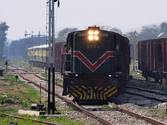 Settlement Express closed by Pakistan; Movies are also banned | समझोता एक्स्प्रेस पाकने केली बंद; चित्रपटांवरही बंदी