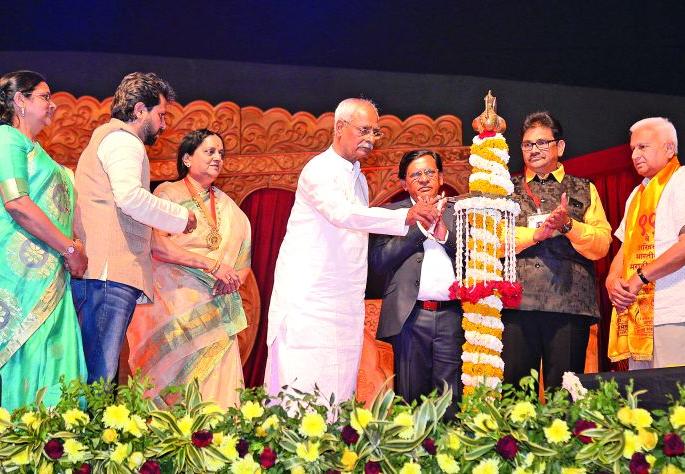 Political leaders never tolerated: Mahesh Elkanchwar's veiled opinion | राजकीय नेते कधीच सहिष्णू नव्हते; महेश एलकुंचवार यांचं परखड मत Political leaders never tolerated: Mahesh Elkanchwar's veiled opinion | राजकीय नेते कधीच सहिष्णू नव्हते; महेश एलकुंचवार यांचं परखड मत