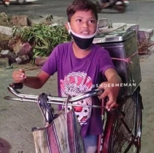 Samosha's pimp came on his back instead of his school bag ... | शाळेच्या दप्तराऐवजी पाठीवर आला समोशाचा पिंप...