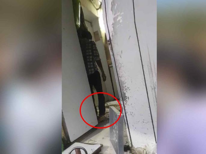 In Ulhasnagar, action is taken against a shop that kneads samosa dough with feet | उल्हासनगरात समोसाचे पीठ पायाने मळणाऱ्या दुकानावर कारवाईची बडगा 