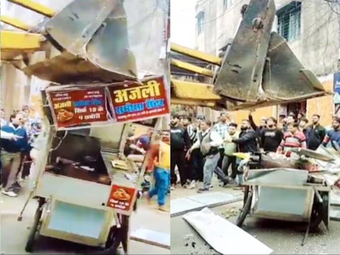 The handcart of the person selling 4 samosas for 10 rupees was crushed, the municipal council was angry, anger on social media, the mayor said... | १० रुपयांत ४ समोसे विकणाऱ्याची हातगाडी चिरडली, मनपाची दंडेली, सोशल मीडियावर संताप, महापौर म्हणाले...  