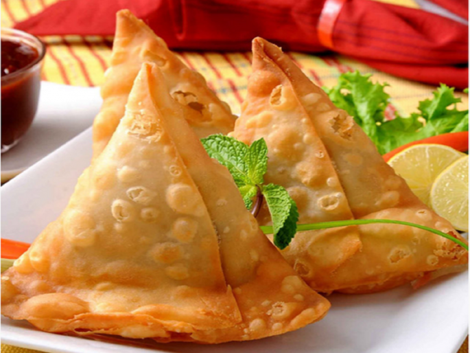 Lok Sabha Election 2024 : Sometimes 15, sometimes 7.50 rupees for a samosa; Chhele Bhature, lassi and lemon water were also priced | एका समोशासाठी कुठे 15, तर कुठे 7.50 रुपये माेजा; लस्सी अन् लिंबू पाण्याचेही दर ठरले Lok Sabha Election 2024 : Sometimes 15, sometimes 7.50 rupees for a samosa; Chhele Bhature, lassi and lemon water were also priced | एका समोशासाठी कुठे 15, तर कुठे 7.50 रुपये माेजा; लस्सी अन् लिंबू पाण्याचेही दर ठरले