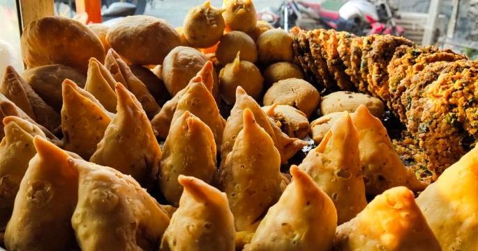 The rise in edible oil prices has hit restaurants | खाद्यतेल दरवाढीचा फटका उपाहारगृहांना; पदार्थांचे दर दीडपट The rise in edible oil prices has hit restaurants | खाद्यतेल दरवाढीचा फटका उपाहारगृहांना; पदार्थांचे दर दीडपट