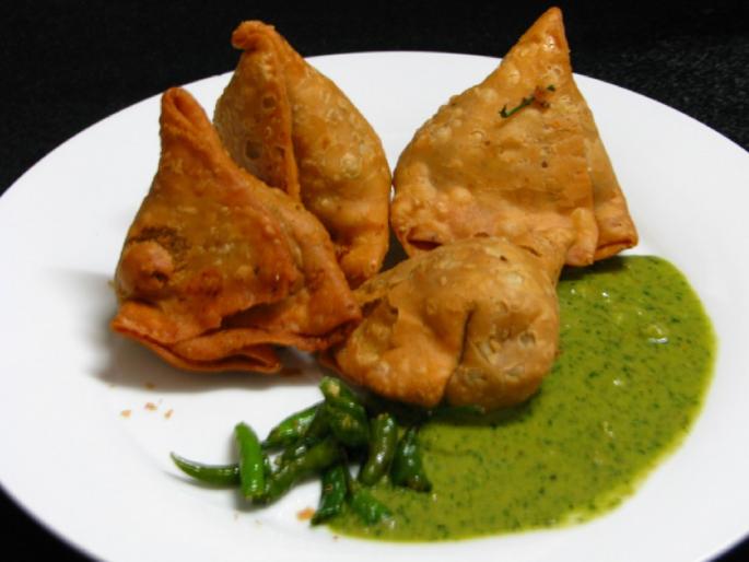 There are two and a half thousand samosas everyday in the publicity rally | प्रचार रॅलीत रोज अडीच हजार समोसे होतात फस्त There are two and a half thousand samosas everyday in the publicity rally | प्रचार रॅलीत रोज अडीच हजार समोसे होतात फस्त