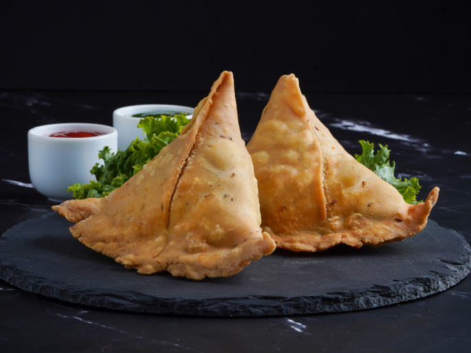 20 children hospitalised after consuming samosa at school canteen | Mumbai: शाळेच्या कॅन्टीनमधील समोसा खाल्ल्याने २० विद्यार्थ्यांना विषबाधा, तेलात कापूर पडल्याची माहिती 20 children hospitalised after consuming samosa at school canteen | Mumbai: शाळेच्या कॅन्टीनमधील समोसा खाल्ल्याने २० विद्यार्थ्यांना विषबाधा, तेलात कापूर पडल्याची माहिती