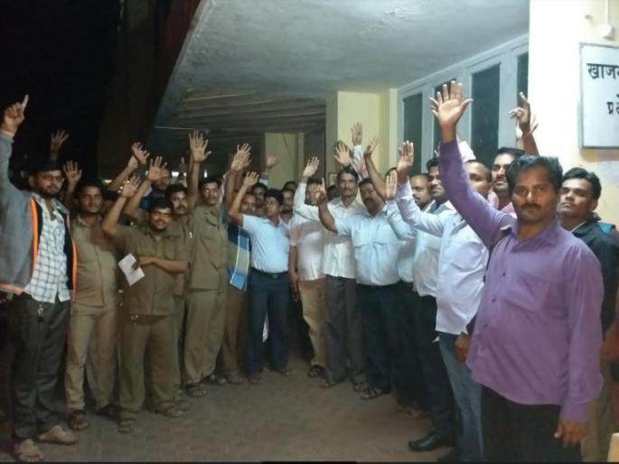 The employees of the transport service are suspended from pending demands | पालिकेच्या परिवहन सेवेतील कर्मचाऱ्यांचा प्रलंबित मागण्यांवरुन संप सुरू The employees of the transport service are suspended from pending demands | पालिकेच्या परिवहन सेवेतील कर्मचाऱ्यांचा प्रलंबित मागण्यांवरुन संप सुरू