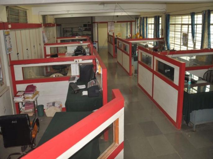 Due to the employees' collapse, the government complex of Nandurbar fell | कर्मचारी संपामुळे नंदुरबारातील शासकीय संकुल पडले ओस