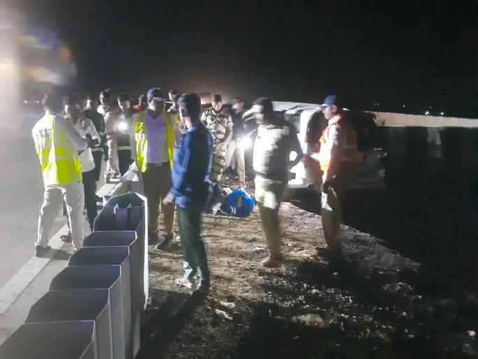 four dead in an accident on samriddhi highway at sinnar nashik | समृद्धी महामार्गावरील अपघातात चार ठार; अपघाताची मालिका कायम four dead in an accident on samriddhi highway at sinnar nashik | समृद्धी महामार्गावरील अपघातात चार ठार; अपघाताची मालिका कायम