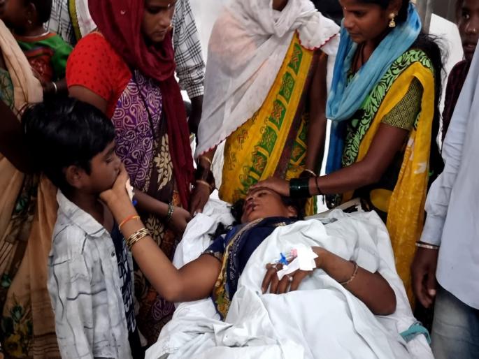 How are the kids, make a video call; Concern for children even in excruciating pain | मुले कशी आहेत, व्हिडिओ काॅल लावा; अपघातात असह्य वेदनेतही आईला मुलाबाळांची चिंता How are the kids, make a video call; Concern for children even in excruciating pain | मुले कशी आहेत, व्हिडिओ काॅल लावा; अपघातात असह्य वेदनेतही आईला मुलाबाळांची चिंता