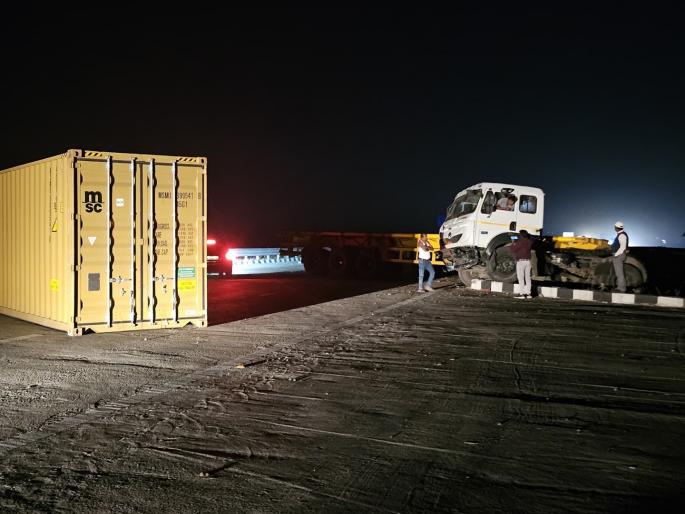 The container overturned at high speed on Samruddhi due to driver's loss of control, two parts fell in opposite directions | चालकाचा ताबा सुटल्याने समृद्धीवर भरधाव कंटेनर उलटला, दोन भाग होऊन विरुद्ध दिशेने पडले The container overturned at high speed on Samruddhi due to driver's loss of control, two parts fell in opposite directions | चालकाचा ताबा सुटल्याने समृद्धीवर भरधाव कंटेनर उलटला, दोन भाग होऊन विरुद्ध दिशेने पडले