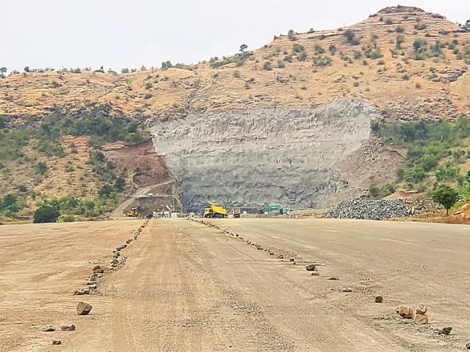 Speed up work of the Samruddhi Highway; An army of other state workers rushing for the tunnel | समृद्धी महामार्गाच्या कामास वेग; बोगद्यासाठी झटतेय परप्रांतीय कामगारांची फौज  Speed up work of the Samruddhi Highway; An army of other state workers rushing for the tunnel | समृद्धी महामार्गाच्या कामास वेग; बोगद्यासाठी झटतेय परप्रांतीय कामगारांची फौज