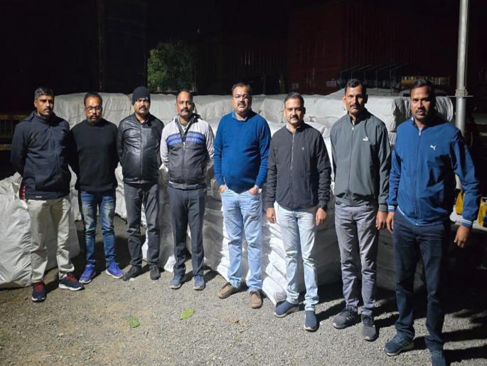 Gutkha worth 77 lakhs seized from container on Samrudddhi Mahamarga near Jalna; LCB takes action | समृद्धी महामार्गावर मोठी कारवाई; जालन्याजवळ कंटेनरमधून ७७ लाखांचा गुटखा जप्त Gutkha worth 77 lakhs seized from container on Samrudddhi Mahamarga near Jalna; LCB takes action | समृद्धी महामार्गावर मोठी कारवाई; जालन्याजवळ कंटेनरमधून ७७ लाखांचा गुटखा जप्त