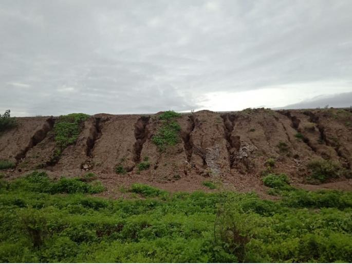 Cracks on Samruddhi Mahamarga; Question marks over the quality of the ambitious project | समृद्धीच्या कामात भेगा; महत्त्वाकांक्षी प्रकल्पाच्या गुणवत्तेवर प्रश्नचिन्ह Cracks on Samruddhi Mahamarga; Question marks over the quality of the ambitious project | समृद्धीच्या कामात भेगा; महत्त्वाकांक्षी प्रकल्पाच्या गुणवत्तेवर प्रश्नचिन्ह