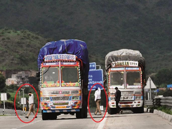 A 'meaningful' investigation by stopping traffic on the Samruddhi Mahamarg; Police achieve 'money' | महामार्गावर वाहतूक रोखून ‘अर्थ’पूर्ण चौकशी; पोलिसच साधताहेत ‘समृद्धी’ A 'meaningful' investigation by stopping traffic on the Samruddhi Mahamarg; Police achieve 'money' | महामार्गावर वाहतूक रोखून ‘अर्थ’पूर्ण चौकशी; पोलिसच साधताहेत ‘समृद्धी’