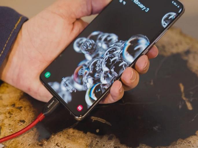 Samsung Planning To Drop The Chargers With Smartphone In The Box | मोबाईलसोबत मिळणारा चार्जर 'गायब' होणार?; सॅमसंग ग्राहकांना धक्का देण्याच्या तयारीत Samsung Planning To Drop The Chargers With Smartphone In The Box | मोबाईलसोबत मिळणारा चार्जर 'गायब' होणार?; सॅमसंग ग्राहकांना धक्का देण्याच्या तयारीत