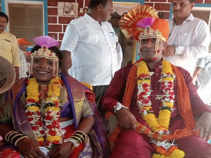Happiness blooms in the life of a disabled person; Samita and Vijay got stuck in marriage | दिव्यांगाच्या जीवनात फुलला आनंद; समिता अन् विजय अडकले विवाहबंधनात Happiness blooms in the life of a disabled person; Samita and Vijay got stuck in marriage | दिव्यांगाच्या जीवनात फुलला आनंद; समिता अन् विजय अडकले विवाहबंधनात