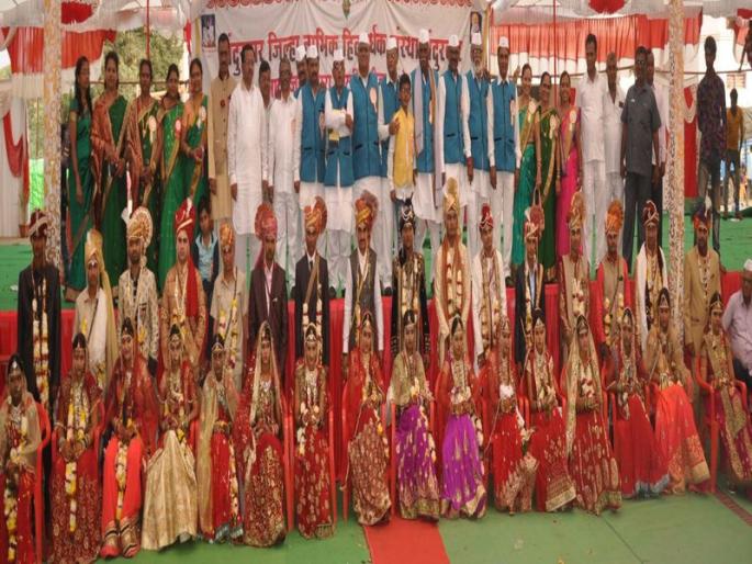 Aub .. Shubhamangal has just 17 pairs in Nandurbar | अबब..नंदुरबारात केवळ एक रुपयात 17 जोडप्यांचे झाले शुभमंगल Aub .. Shubhamangal has just 17 pairs in Nandurbar | अबब..नंदुरबारात केवळ एक रुपयात 17 जोडप्यांचे झाले शुभमंगल