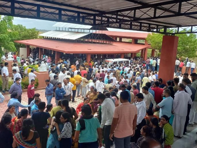 Mass funerals for Samriddhi accident victims; The administration rushed to the cries of the relatives | समृद्धी अपघातातील मृतांवर सामुहिक अंत्यसंस्कार; नातेवाईकांच्या आक्रोशात प्रशासनाची धावपळ Mass funerals for Samriddhi accident victims; The administration rushed to the cries of the relatives | समृद्धी अपघातातील मृतांवर सामुहिक अंत्यसंस्कार; नातेवाईकांच्या आक्रोशात प्रशासनाची धावपळ