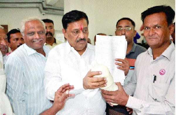 Statement of Farmers' Organization in Sangli in Sangli: Speech to Guardian Minister | दरकपातप्रश्नी पालकमंत्र्यांना दूध भेट सांगलीत शेतकरी संघटनेचे निवेदन : निर्णय न झाल्यास राज्यभर आंदोलन Statement of Farmers' Organization in Sangli in Sangli: Speech to Guardian Minister | दरकपातप्रश्नी पालकमंत्र्यांना दूध भेट सांगलीत शेतकरी संघटनेचे निवेदन : निर्णय न झाल्यास राज्यभर आंदोलन