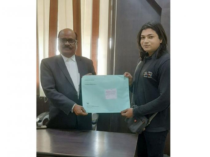 Sanad issued to Shivani Surkar first third gender lawyer in Vidarbha | विदर्भातील पहिली तृतीयपंथी वकील शिवानी सुरकारला सनद जारी Sanad issued to Shivani Surkar first third gender lawyer in Vidarbha | विदर्भातील पहिली तृतीयपंथी वकील शिवानी सुरकारला सनद जारी
