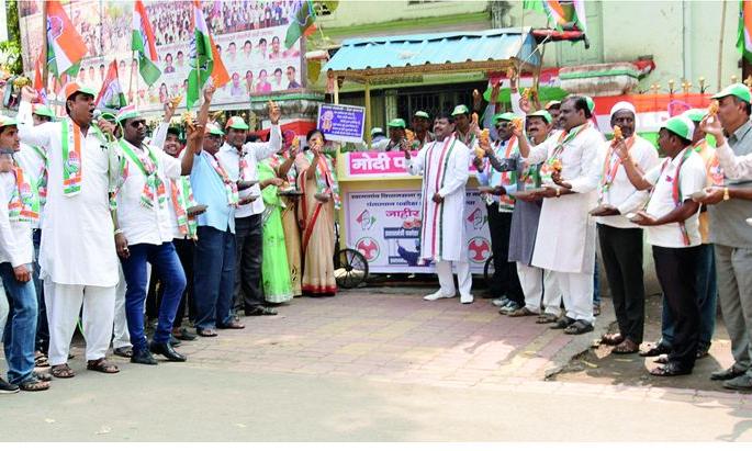 Khamgaon: Congress's 'Pokode Pakaio' movement under the deficit! | खामगाव : घाटाखाली काँग्रेसचे ‘पकोडे पकाओ’आंदोलन! Khamgaon: Congress's 'Pokode Pakaio' movement under the deficit! | खामगाव : घाटाखाली काँग्रेसचे ‘पकोडे पकाओ’आंदोलन!