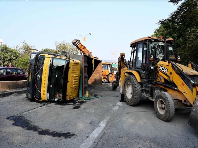 The dumper overturned in an attempt to save the biker; Incident at Sanpada | दुचाकीस्वाराला वाचवण्याच्या प्रयत्नात डंपर पलटला; सानपाडा येथील घटना The dumper overturned in an attempt to save the biker; Incident at Sanpada | दुचाकीस्वाराला वाचवण्याच्या प्रयत्नात डंपर पलटला; सानपाडा येथील घटना