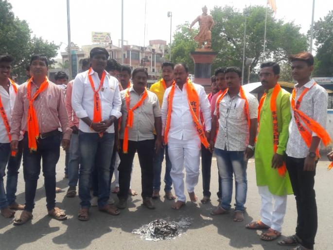 Sambhaji Maharaj's slander, Solapur and Pandharpura movement | संभाजी महाराजांची बदनामी, सोलापूरसह पंढरपूरात आंदोलन Sambhaji Maharaj's slander, Solapur and Pandharpura movement | संभाजी महाराजांची बदनामी, सोलापूरसह पंढरपूरात आंदोलन