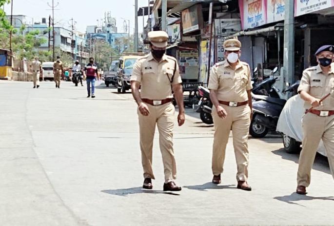 Big news; From tomorrow, grocery shops, vegetables and milk will be open in Solapur city from 7 am to 1 am | मोठी बातमी; उद्यापासून सोलापूर शहरात सकाळी ७ ते १ वाजेपर्यंतच किराणा दुकान, भाजीपाला, दूध चालू राहणार Big news; From tomorrow, grocery shops, vegetables and milk will be open in Solapur city from 7 am to 1 am | मोठी बातमी; उद्यापासून सोलापूर शहरात सकाळी ७ ते १ वाजेपर्यंतच किराणा दुकान, भाजीपाला, दूध चालू राहणार