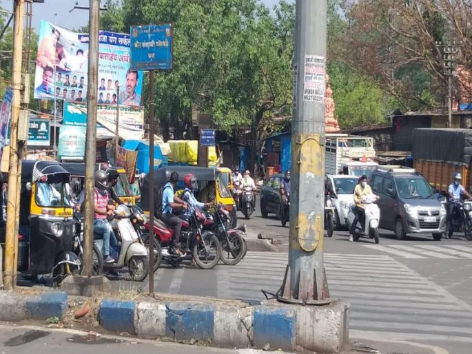 Curfew in Pune only on paper! Pictures of crowds in the main square. | Maharashtra lockdown: पुण्यात संचारबंदी फक्त कागदावरच! प्रमुख चौकात गर्दीचे चित्र Curfew in Pune only on paper! Pictures of crowds in the main square. | Maharashtra lockdown: पुण्यात संचारबंदी फक्त कागदावरच! प्रमुख चौकात गर्दीचे चित्र