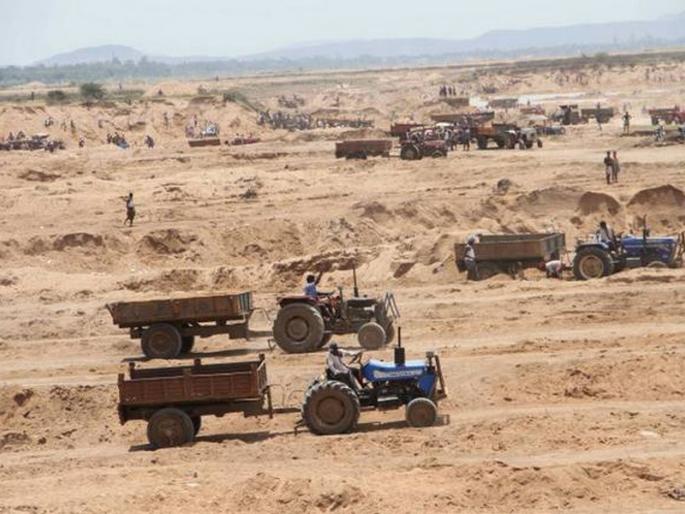 An illegal sandstone seized 260 brass in the area | कुºहा परिसरात २६० ब्रास अवैध वाळूसाठा जप्त An illegal sandstone seized 260 brass in the area | कुºहा परिसरात २६० ब्रास अवैध वाळूसाठा जप्त