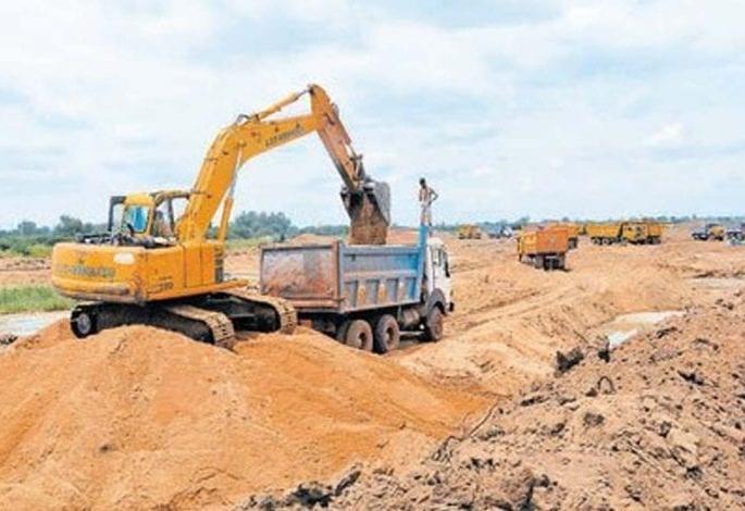 Big news; The sand in Solapur will now be cheaper; What exactly is the reason read the news | मोठी बातमी; सोलापुरातील वाळू आता स्वस्त होणार; काय आहे नेमंक कारण वाचा बातमी Big news; The sand in Solapur will now be cheaper; What exactly is the reason read the news | मोठी बातमी; सोलापुरातील वाळू आता स्वस्त होणार; काय आहे नेमंक कारण वाचा बातमी