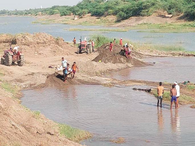 Beed: Sand transport in full swing as Godavari, Sindphan waters recede; Question mark on role of police, revenue | Beed: गोदावरी, सिंदफणाचा पूर ओसरला, आता वाळूची लूट सुरू! माफिया वापरतात 'शॉर्टकट'